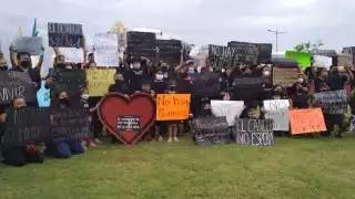 Alrededor de 60 personas se manifiestan para hacer un llamado a las autoridades para que no siga el desabasto de medicamentos para los niños con cáncer