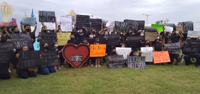Alrededor de 60 personas se manifiestan para hacer un llamado a las autoridades para que no siga el desabasto de medicamentos para los niños con cáncer