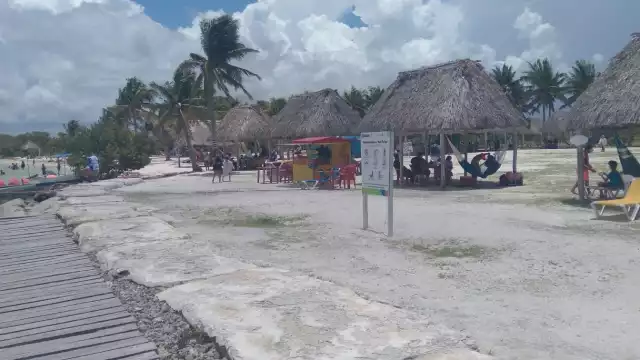 Sin importar el mal tiempo, los turistas aprovechan a conocer las playas del estado
