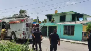 Los bomberos acudieron a sofocar las llamas que salían de la vivienda en la colonia Emiliano Zapara en Cozumel