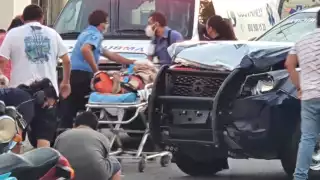 Del impacto, el conductor de la moto se proyectó sobre la banqueta