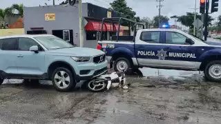 La motocicleta terminó debajo de la camioneta tras el choque en la colonia Independencia de Cozumel