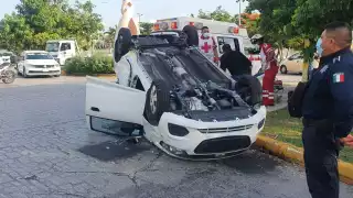 Se vuelca vehículo sobre la Avenida Labná con Avenida Yaxchilán