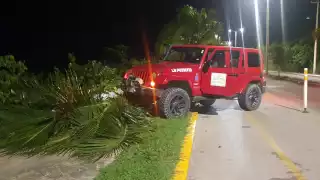 El automóvil en el que viajaban los guatemaltecos en Cozumel, terminó sobre la banqueta