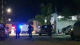 Policías, agentes ministeriales y del Servicio Médico Forense (Semefo) llegaron al sitio y acordonaron el área