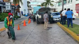 Paramédicos acudieron a la zona del accidente en Cozumel, mientras trabajadores municipales cerraban la vía