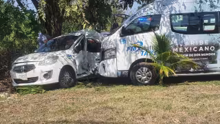 El presunto responsable que embistió al auto compacto, fue detenido y trasladado a las instalaciones de Seguridad Pública