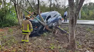 El conductor del vehículo fue llevado al Hospital del IMSS en Cozumel para ser atendido luego del choque