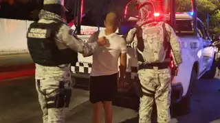 El hombre fue llevado por elementos de la Guardia Nacional a la Fiscalía General de Quintana Roo, sede Cozumel, para definir su situación legal