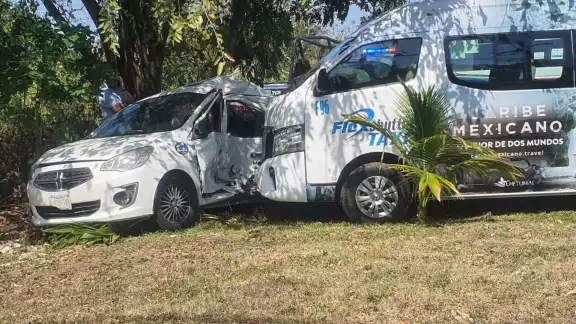 El presunto responsable que embistió al auto compacto, fue detenido y trasladado a las instalaciones de Seguridad Pública