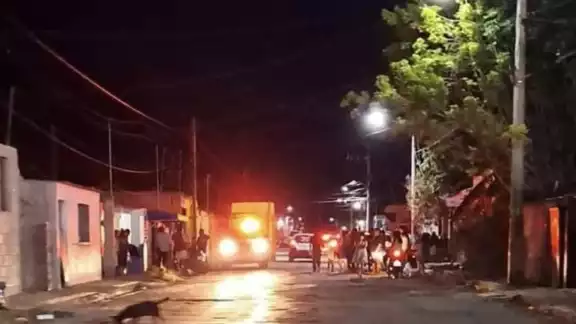 El hecho alertó a vecinos que salieron a ver qué es lo que sucedía El hecho alertó a vecinos que salieron a ver qué es lo que sucedía