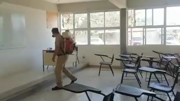 Los alumnos del Cetis 82 de Champotón aseguran que aún hay garrapatas en dos aulas a pesar de que realizaron fumigación Los alumnos del Cetis 82 de Champotón aseguran que aún hay garrapatas en dos aulas a pesar de que realizaron fumigación