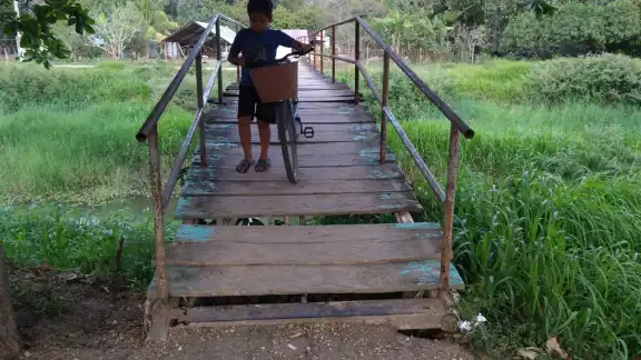 Usuarios señalan que la estructura se mueve al cruzarla Usuarios señalan que la estructura se mueve al cruzarla