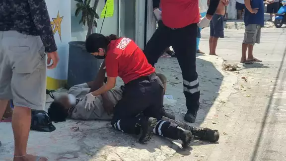 Paramédicos en Cozumel valoraron que el menor de edad debía ser atendido en el hospital de la ciudad debido a sus lesiones Paramédicos en Cozumel valoraron que el menor de edad debía ser atendido en el hospital de la ciudad debido a sus lesiones