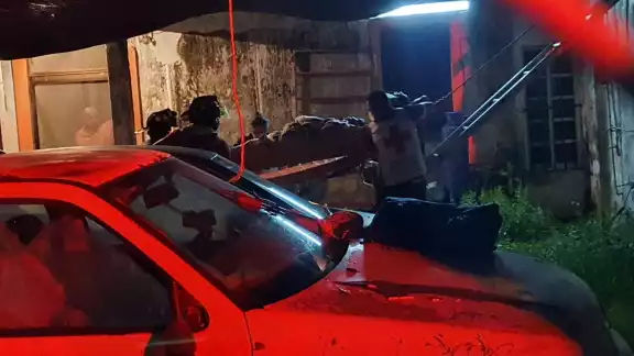 Según informaron bomberos de Cozumel, para bajar a la paciente se necesitó aplicar una maniobra especial Según informaron bomberos de Cozumel, para bajar a la paciente se necesitó aplicar una maniobra especial