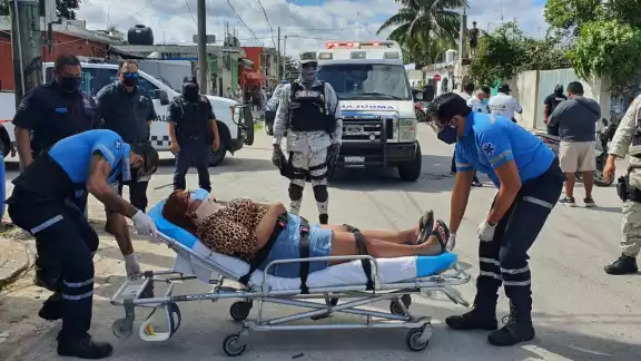 La conductora de la moto logró ponerse de pie con ayuda de los elementos de la Policía Municipal