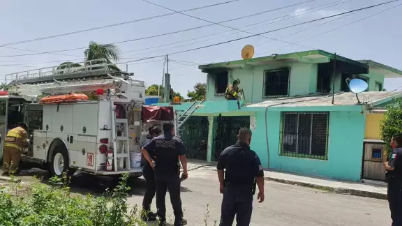 Los bomberos acudieron a sofocar las llamas que salían de la vivienda en la colonia Emiliano Zapara en Cozumel Los bomberos acudieron a sofocar las llamas que salían de la vivienda en la colonia Emiliano Zapara en Cozumel