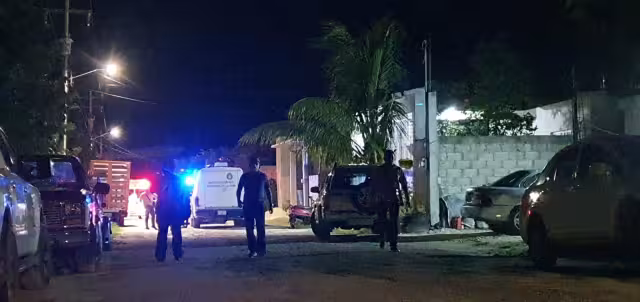 Policías, agentes ministeriales y del Servicio Médico Forense (Semefo) llegaron al sitio y acordonaron el área