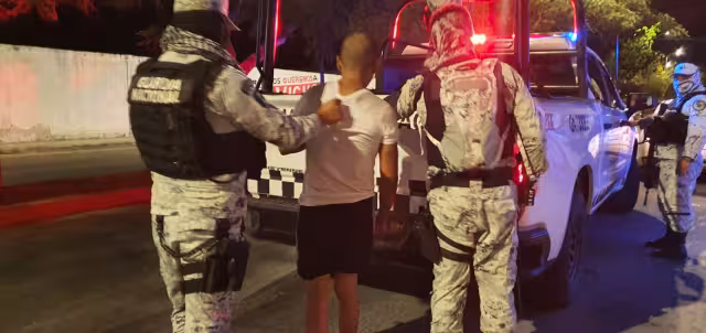 El hombre fue llevado por elementos de la Guardia Nacional a la Fiscalía General de Quintana Roo, sede Cozumel, para definir su situación legal