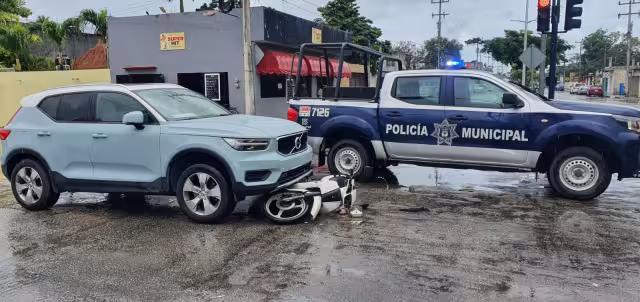 La motocicleta terminó debajo de la camioneta tras el choque en la colonia Independencia de Cozumel