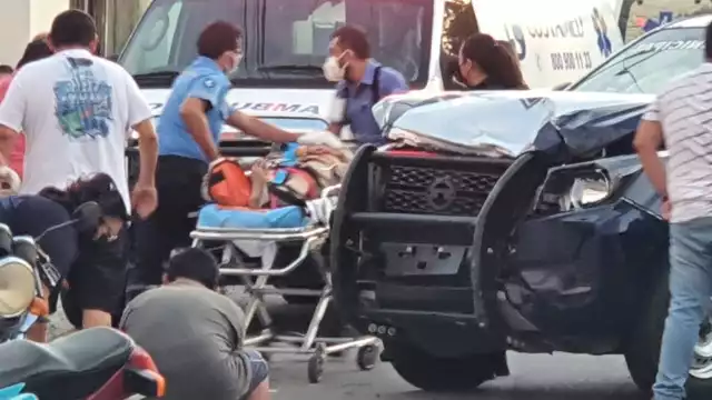 Del impacto, el conductor de la moto se proyectó sobre la banqueta