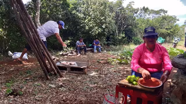 Debido al gasto de transporte que realizan para regar el terreno, el monto que cobran los beneficiarios apenas alcanza para seguir manteniendo sus cultivos