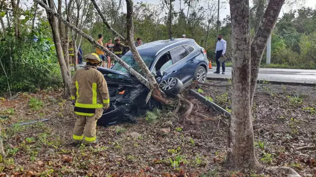 El conductor del vehículo fue llevado al Hospital del IMSS en Cozumel para ser atendido luego del choque