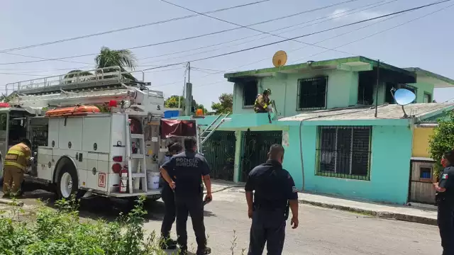 Los bomberos acudieron a sofocar las llamas que salían de la vivienda en la colonia Emiliano Zapara en Cozumel