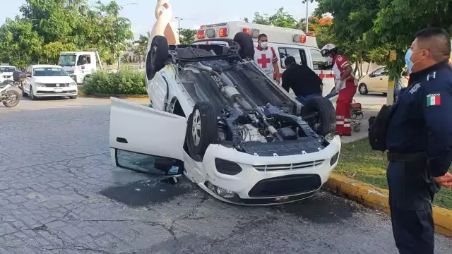 Se vuelca vehículo sobre la Avenida Labná con Avenida Yaxchilán