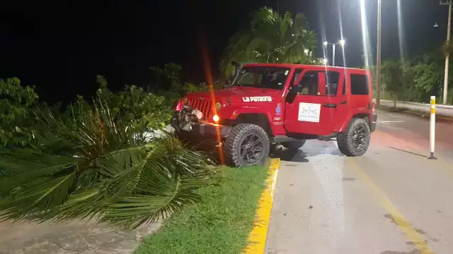 El automóvil en el que viajaban los guatemaltecos en Cozumel, terminó sobre la banqueta