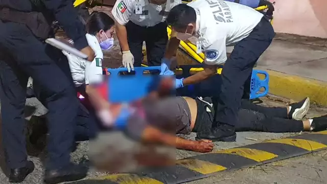 El motociclista fue valorado por paramédicos quienes determinaron su traslado a una unidad médica en la isla de Cozumel