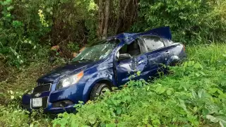 Lluvia genera dos accidentes vehiculares en carretera de José María Morelos