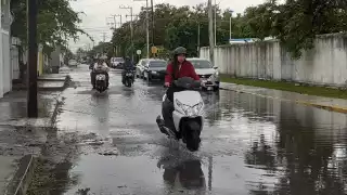 Algunas calles de Cozumel se vieron con acumulación de agua de lluvia por las precipitaciones que han caído en horas recientes en la ciudad