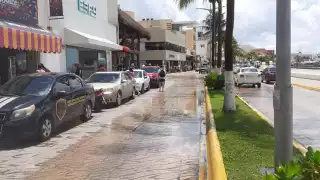 Pese a las lluvias de este miércoles, turistas recorren el malecón de Cozumel