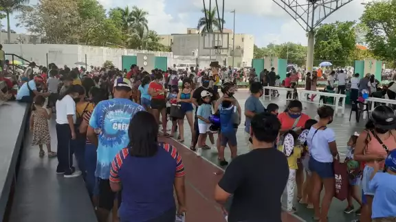 El módulo de vacunación anticovid para menores de cinco a 11 años en Cozumel lució abarrotado, donde sólo aplicará más de mil dosis este 6 de julio