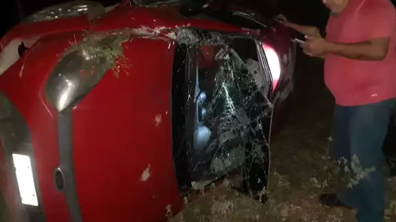 Conductor pierde el control y causa accidente en la carretera Mérida-Motul Conductor pierde el control y causa accidente en la carretera Mérida-Motul