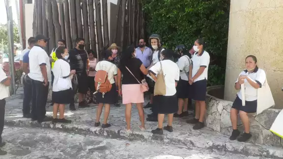También acusan a la Confederación de Trabajadores de México (CTM) de tratar de retenerles sus propinas También acusan a la Confederación de Trabajadores de México (CTM) de tratar de retenerles sus propinas