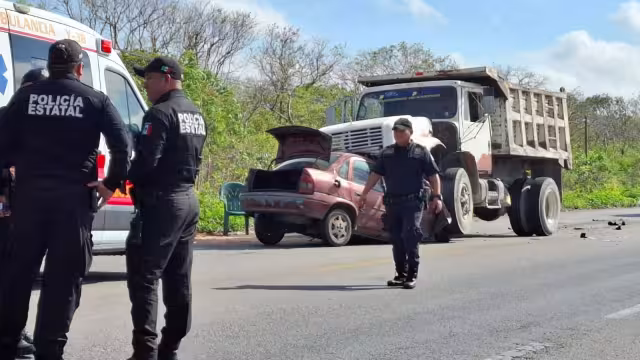 Joven hunucmense intenta rebasar en el km 13 y se impacta de frente contra camión de volteo