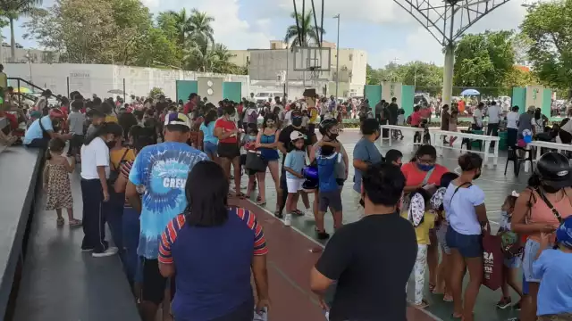 El módulo de vacunación anticovid para menores de cinco a 11 años en Cozumel lució abarrotado, donde sólo aplicará más de mil dosis este 6 de julio