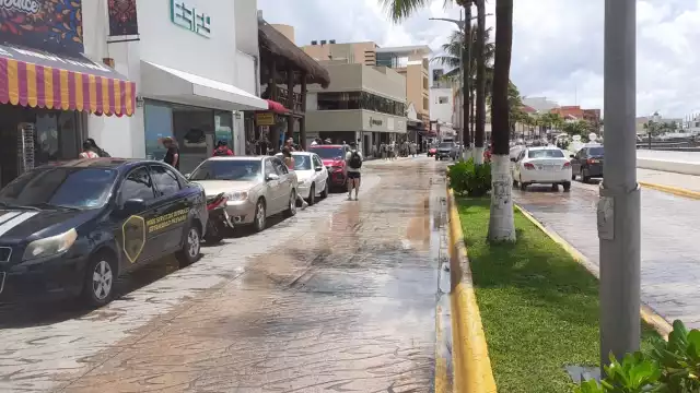 Pese a las lluvias de este miércoles, turistas recorren el malecón de Cozumel