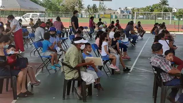 Padres de familia acudieron al módulo del Domo Bicentenario en Cozumel para vacunar contra el COVID-19 a sus menores de cinco años