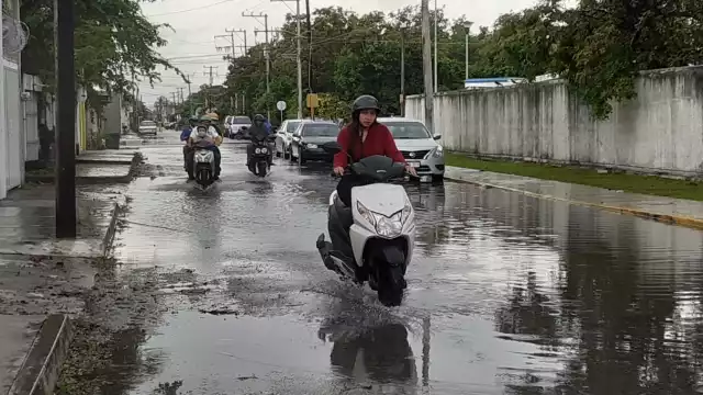 Algunas calles de Cozumel se vieron con acumulación de agua de lluvia por las precipitaciones que han caído en horas recientes en la ciudad