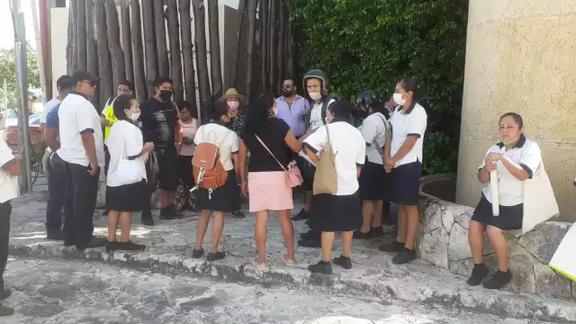 También acusan a la Confederación de Trabajadores de México  (CTM) de tratar de retenerles sus propinas