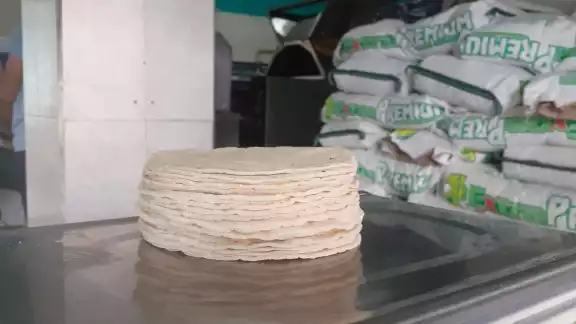 El sector industrial señaló que el ajuste al precio de la tortilla fue debido al alza continua en las materias primas con las que trabajan de manera diaria El sector industrial señaló que el ajuste al precio de la tortilla fue debido al alza continua en las materias primas con las que trabajan de manera diaria