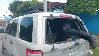 Mujer olvida las llaves y deja a su hijo dentro de su camioneta en Kanasín