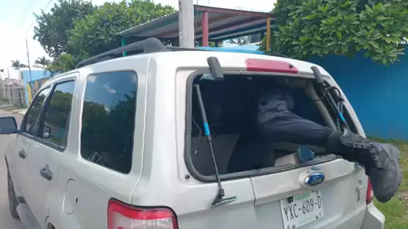 Los oficiales rompieron el medallón del vehículo para el rescate del menor