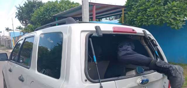 Los oficiales rompieron el medallón del vehículo para el rescate del menor