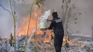 A cubetazos combaten el incendio de un predio en Chicxulub Puerto 