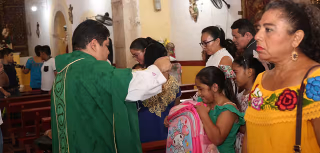 El sacerdote bendijo mochilas y útiles escolares de los niños y jóvenes