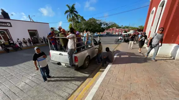 Hay empresas que fletan transporte para llevar diario a los trabajadores, lo cual ha facilitado el éxodo Hay empresas que fletan transporte para llevar diario a los trabajadores, lo cual ha facilitado el éxodo